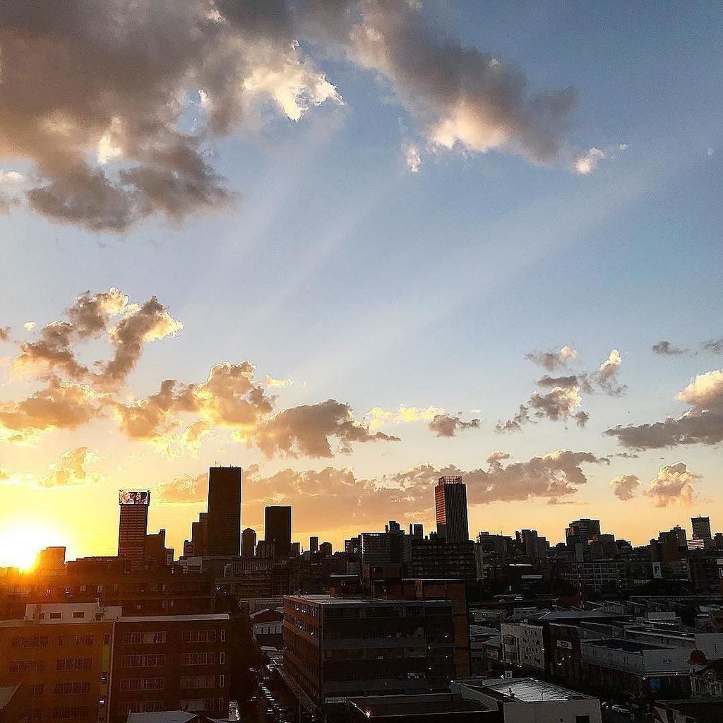 AllJoburg's tweet photo. City of gold sunsets. Like no other. Beautifully captured by walking tour company @mainstreetwalks. See the city with them. ・・・ #discoverjo… https://t.co/MmYBGX8TDZ via @JohannesburgIYP