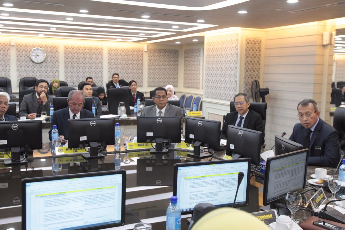 KSU MinDef, YBhg DS <a href="/arahimradzi/">Arahimradzi</a> mempengerusikan Mesyuarat Pergurusan Tertinggi (MPT) Bil.29 tahun 2017. Pada majlis ini juga turut diperkenalkan staf baru bertukar masuk di Bhgn Akaun, iaitu Encik Rosdi Abu yg sblm ini bertugas di Institut Perakaunan Negara
#Satria
#Nadinegaraku