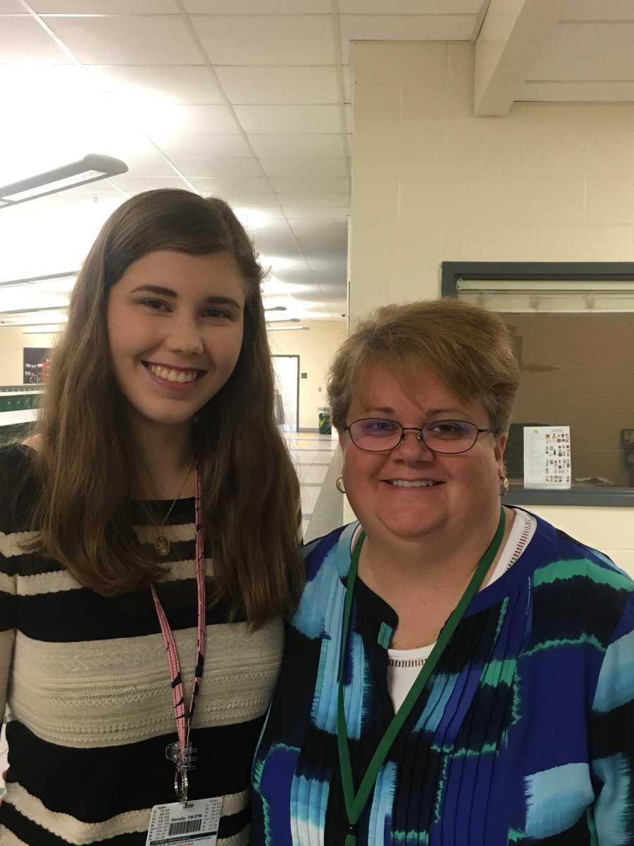 R2Recruits's tweet photo. The teacher cadet and her educator Mom! #followinginmomsfootsteps @SV_Vikings https://t.co/JWlHsAtiDX