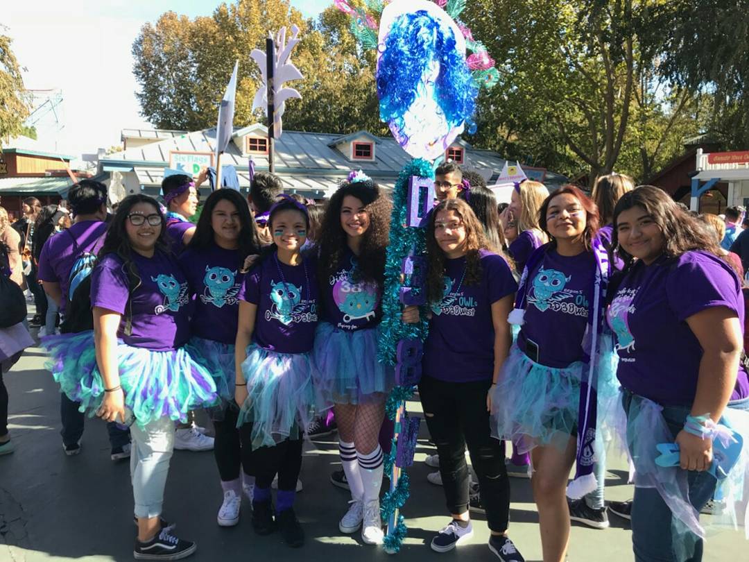 KhsKeyCIub1's tweet photo. 💜💙🔑Who da best? Who da best?OWLS OWLS! 
KHS Key Clubbers enjoying Fall Rally  with our division this past Saturday @ Six Flags! 🔑💙💜#FRS2017 https://t.co/293nXV7yls