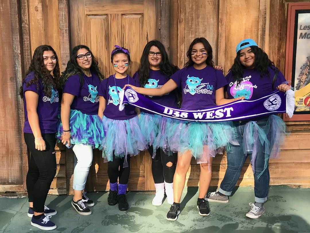 KhsKeyCIub1's tweet photo. 💜💙🔑Who da best? Who da best?OWLS OWLS! 
KHS Key Clubbers enjoying Fall Rally  with our division this past Saturday @ Six Flags! 🔑💙💜#FRS2017 https://t.co/293nXV7yls