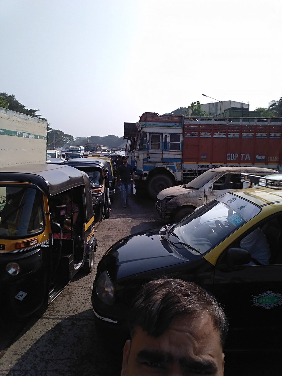 ajaymitul's tweet photo. Traffic on LBS Marg due to illegal parking beside Naval Compound Gurunanak Nagar Ghatkopar west @CPMumbaiPolice @MumTraffic @MumbaiPolice https://t.co/G9qDkRtflm