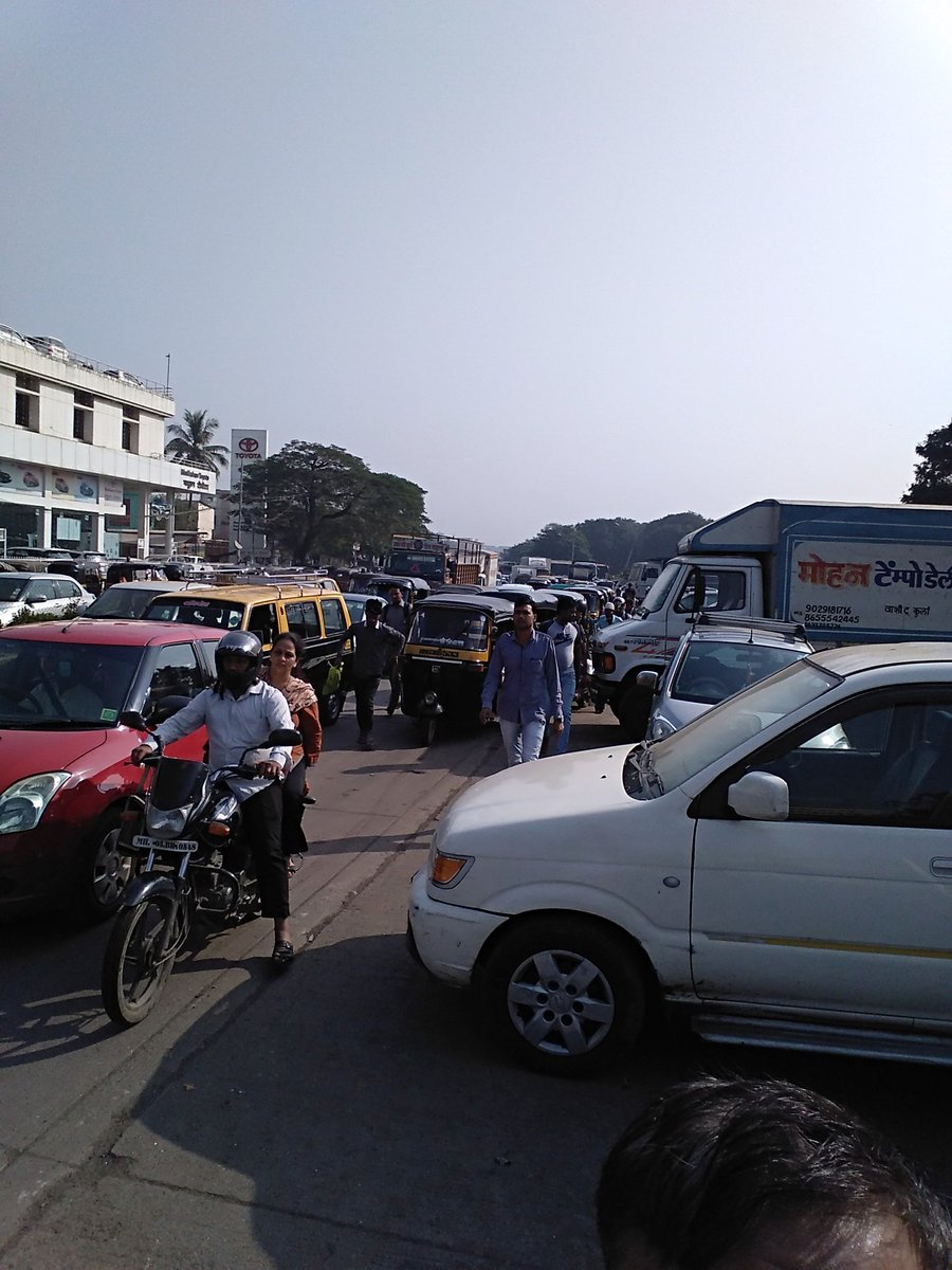ajaymitul's tweet photo. Traffic on LBS Marg due to illegal parking beside Naval Compound Gurunanak Nagar Ghatkopar west @CPMumbaiPolice @MumTraffic @MumbaiPolice https://t.co/G9qDkRtflm