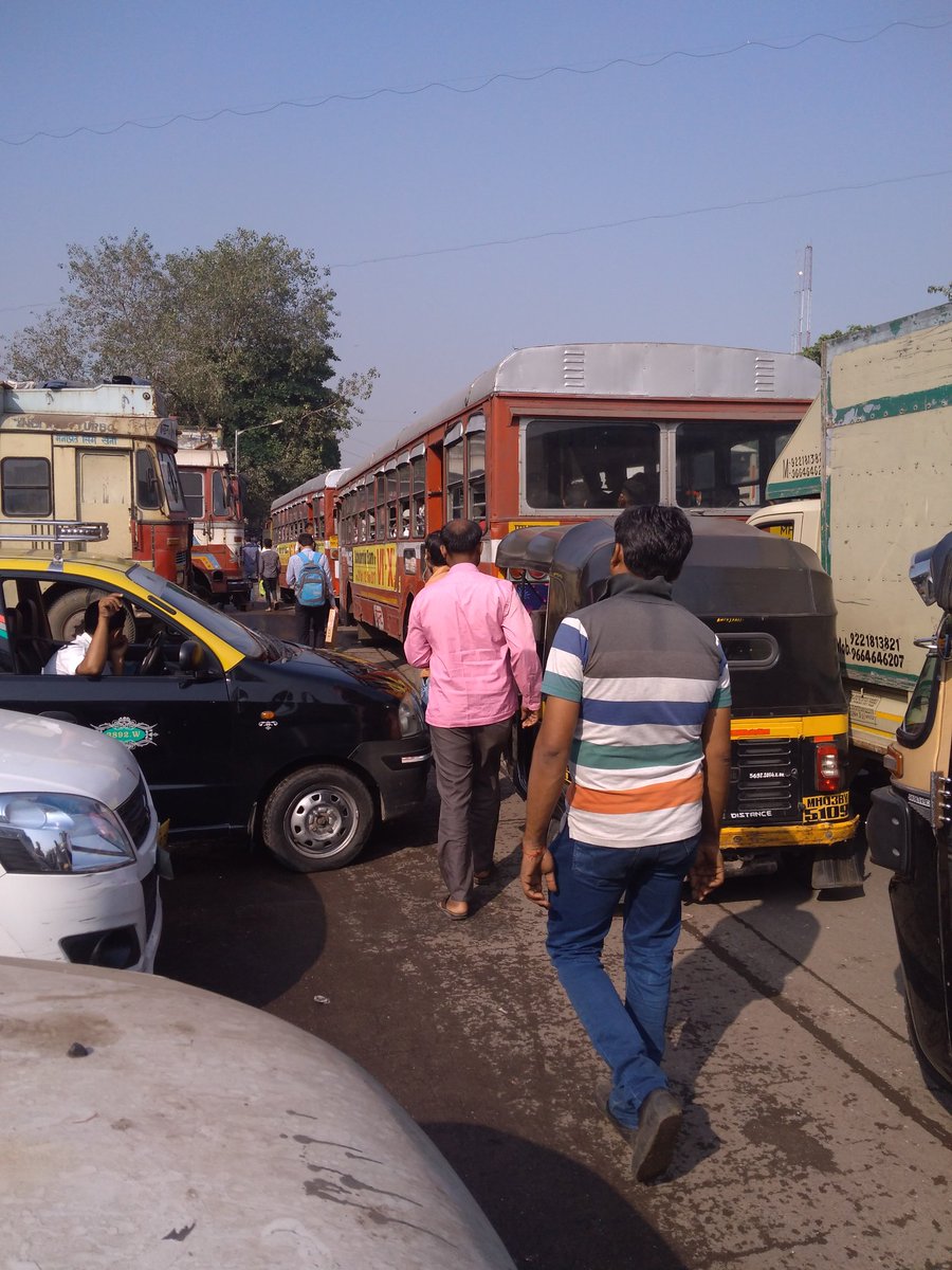 ajaymitul's tweet photo. Traffic on LBS Marg due to illegal parking beside Naval Compound Gurunanak Nagar Ghatkopar west @CPMumbaiPolice @MumTraffic @MumbaiPolice https://t.co/G9qDkRtflm