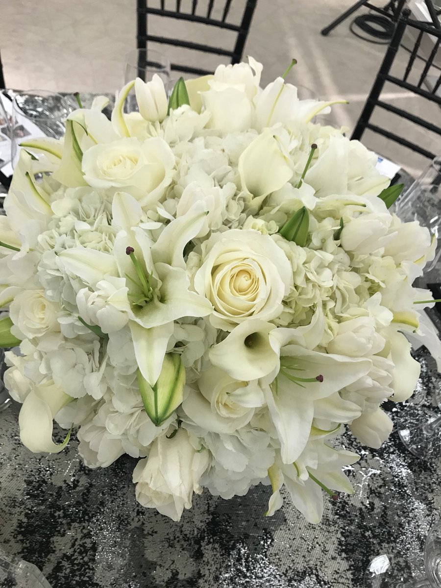 chucksteelman's tweet photo. Beautiful flowers at tonight’s #NMMakeSomeNoise event at @neimanmarcus #paloalto @StanfordShop #flowers #iworkatnm https://t.co/cmoZlYgHfH