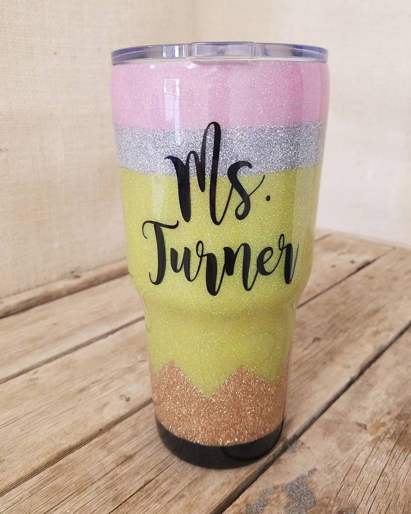 kraftylittlesister.etsy.com. 2nd one done!! 😁
#pencil #tumbler #glittercups #glitterallthings #glittermakesmehappy… ift.tt/2igJGuR