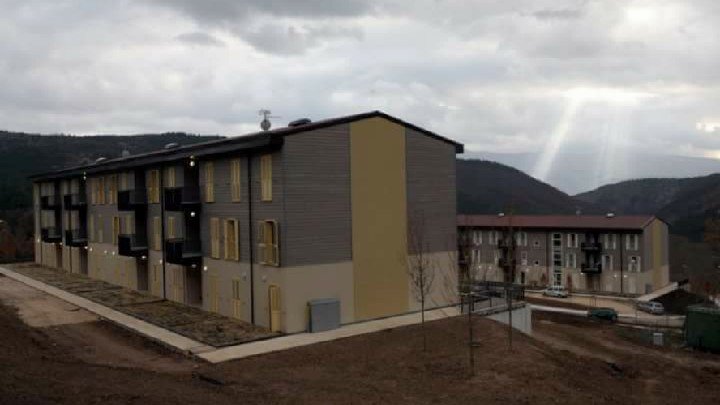 givegiugio's tweet photo. @UNPeacekeeping @UN @UN_Spokesperson @CanadaUN @CanadianForces @CanadaFP #Villaggi_accoglienza-provvisoria con struttura familiare e #M_A_P #Moduli_Abitativi_Provvisori <==
Prossimi ai teatri:
- di #mancati_imbarchi
-di #mancate_traversate:
nel deserto e nei paesi con ferri spinati e mura
- di #Peace_performing- #Peacekeeping https://t.co/lV96awcyA5 https://t.co/Kk3lQ4IdB2