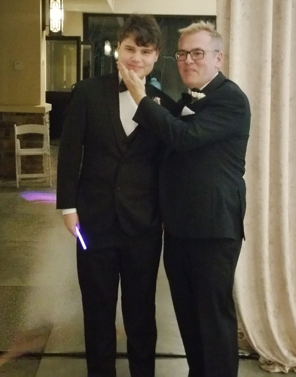 TerryMesmer's tweet photo. The groom to the best man's best man: "Kid, don't bring a glow stick to a lightsaber fight." #LLK2017 https://t.co/sK4ZrDt9u7