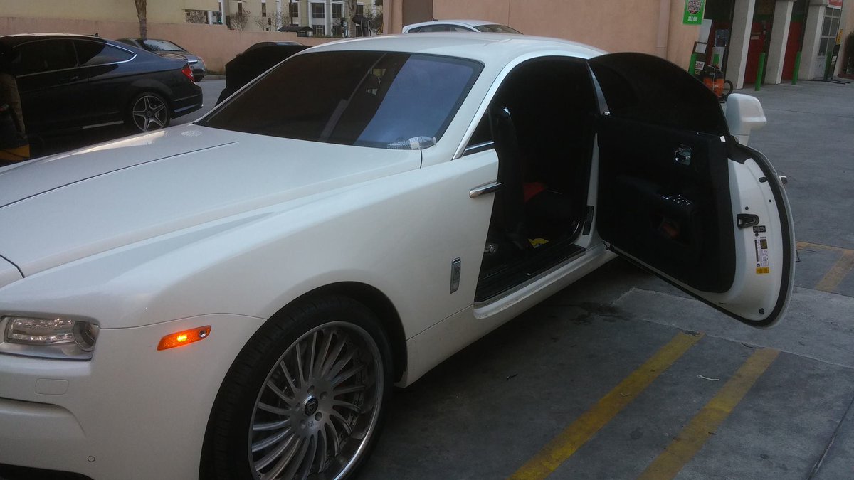 TintLA11's tweet photo. Tint LA
5% limo window film on Rolls-Royce. #RollsRoyce #Bentley #tintla https://t.co/Ry7R815pmR