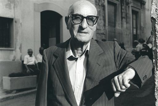 'Fra imbecilli che vogliono cambiare tutto e mascalzoni che non vogliono cambiare niente, com'è difficile scegliere!'

Oggi nel 1920 nasceva lo scrittore, #poeta e aforista #GesualdoBufalino.

@libribompiani.

#15novembre.