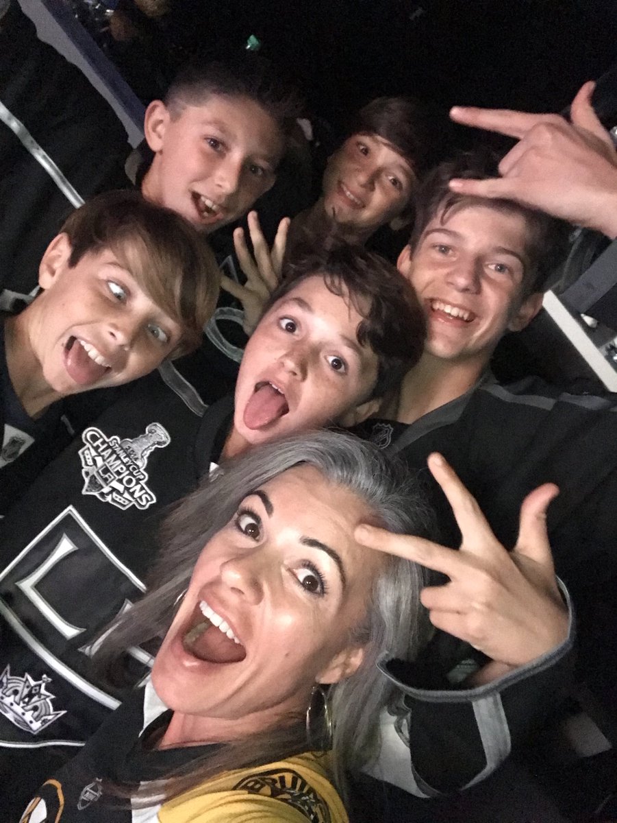 5 Crazy Kings fans and a Queen.   🤴🏼🤴🏼🤴🏼🤴🏼🤴🏼👸🏼Happy 13th birthday <a href="/LoNo1107/">Logan Nobriga</a>!! #DeltaKingsFanContest
