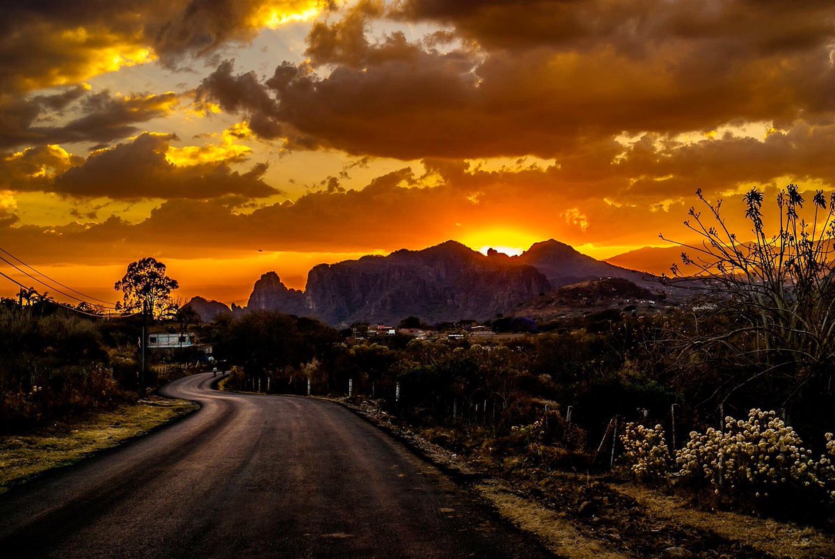 tonyvillagom's tweet photo. Mis atardeceres en Tepoztlán de mis amores... https://t.co/k6k48Ia82Y