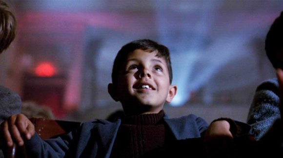 “Hagas lo que hagas ámalo, como amabas la cabina del Paradiso cuando eras niño.” (Cinema Paradiso, 1988)