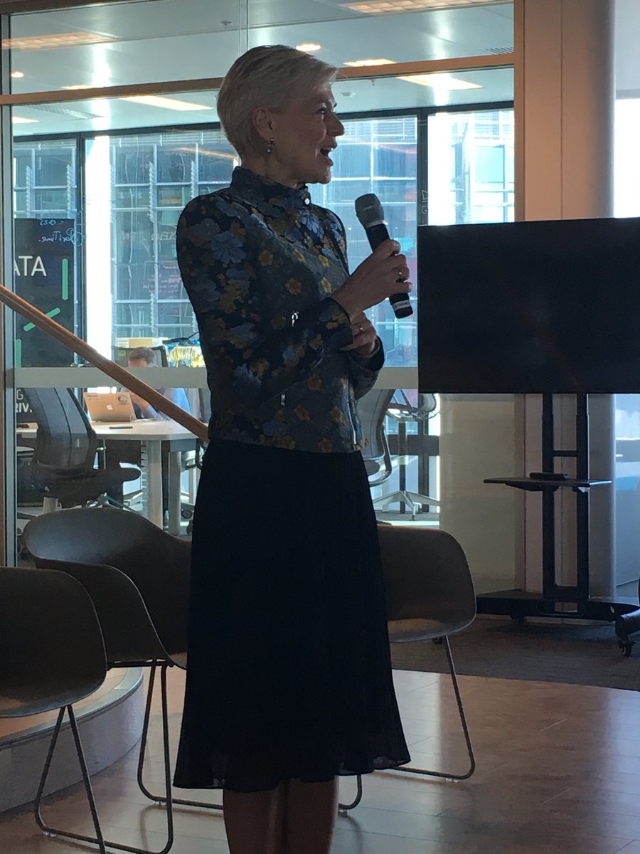 KaarenKoomen's tweet photo. At #ASR post AGM event with ceo of #austrade stephanie fahey talking about the role of importance of services in Australian economy https://t.co/ViZcWIBFsI