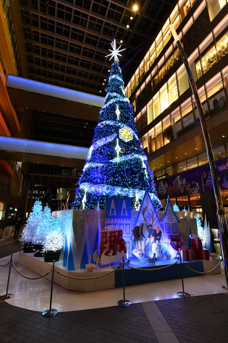 ディズニー スタジオ On Twitter キラキラ光る雪結晶のよう 二子玉川 ライズに リメンバーミー 同時上映作品 アナと雪の女王 家族の思い出 をテーマにしたクリスマス ツリーが登場 その下には 新しい ドレス をまとったアナとエルサや