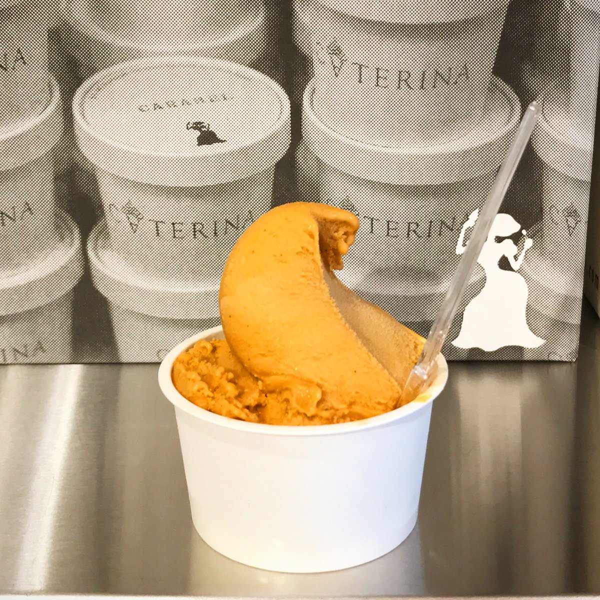 Caterina Tokyo Ebisu V Twitter 濃厚な物が食べたくなる季節 カテリーナのキャラメルはカラメルに近いビターな大人のお味のアイスクリームで 男性にも大変人気がありますよ Caterinatokyoebisu Caterina Ebisu Icecream アイス ジェラート スイーツ