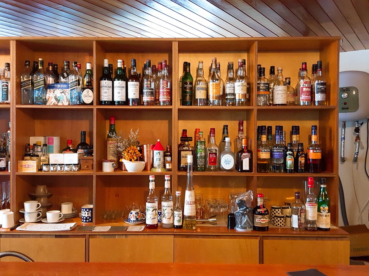 홍대, 소과당 - 레몬타르트
낮에는 디저트샵, 밤에는 바로 운영되는 가게. 약간 스피크이지같은 느낌으로 간판도 없고 입구도 찾기힘든데요... 분위기 멋지네요!
쉘이 제 취향보단 단단한편인데 레몬커드가 정말 훌륭하고 겉만 살짝 구워져 속은 아직 크림같은 텍스쳐의 머랭과의 조화가 훌륭해요.