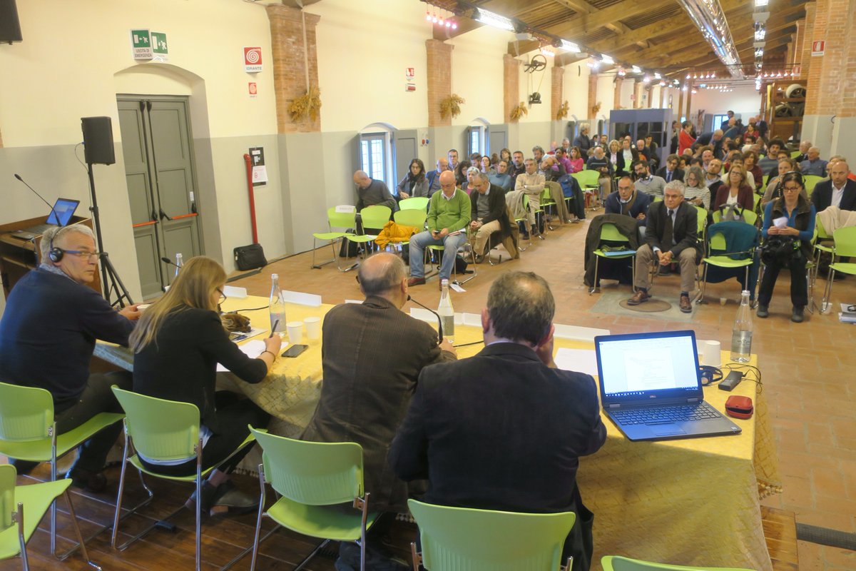 Wisenten's tweet image. Nov 9 European #bison aka #wisent project #Kraansvlak, part of @NPZK, presented by @PWNwaternatuur @GiuliaVariara during workshop organized &amp;amp; held at Ente Terre Regionali Toscane, Italy. There was much interest in our project:-)
Pics: Giulia Variara &amp;amp; Wilco Dieleman