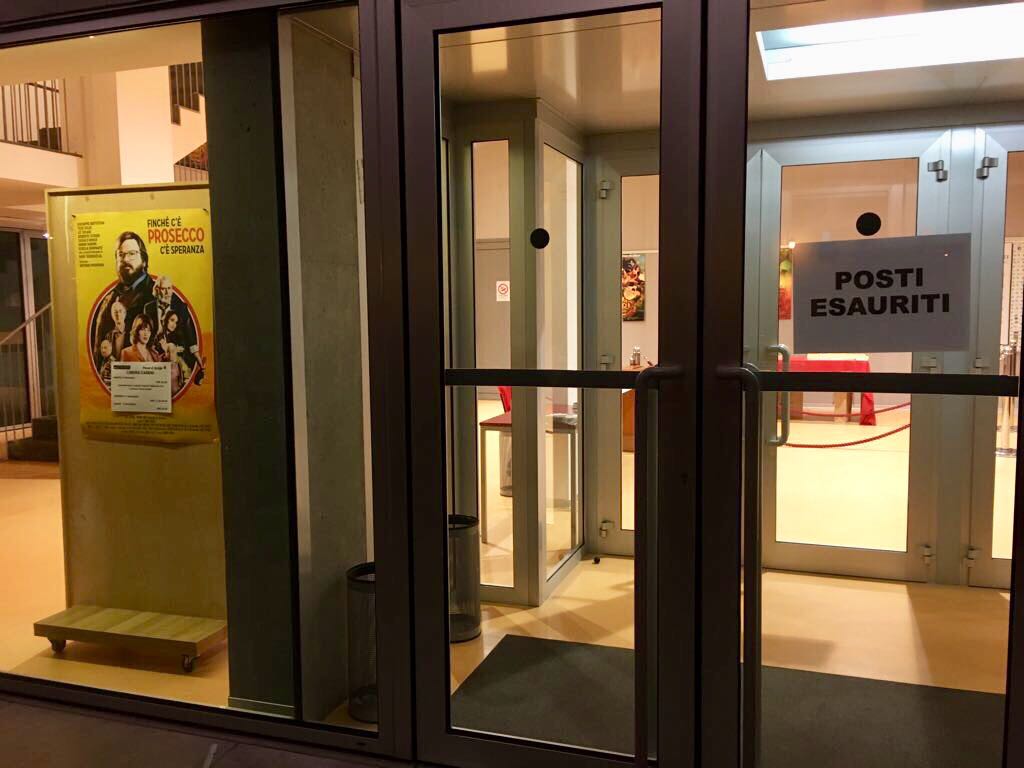 ProseccoFilm's tweet photo. "Posti esauriti"! Ma #FincheCeProsecco sarà presto in altre sale, in altri cinema, in tutta Italia! @ParthenosD @Marcoseditore #15novembre https://t.co/0RfSb1CUui