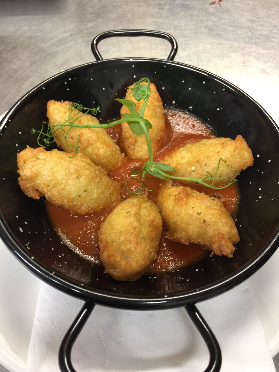 Evunarestaurant's tweet photo. Buñuelos de bacalao con salsa de chillindron aka cod with red salsa our #fishtapas #specials #spanishtapas for #November in #deansgate https://t.co/LVqY13S3Wa