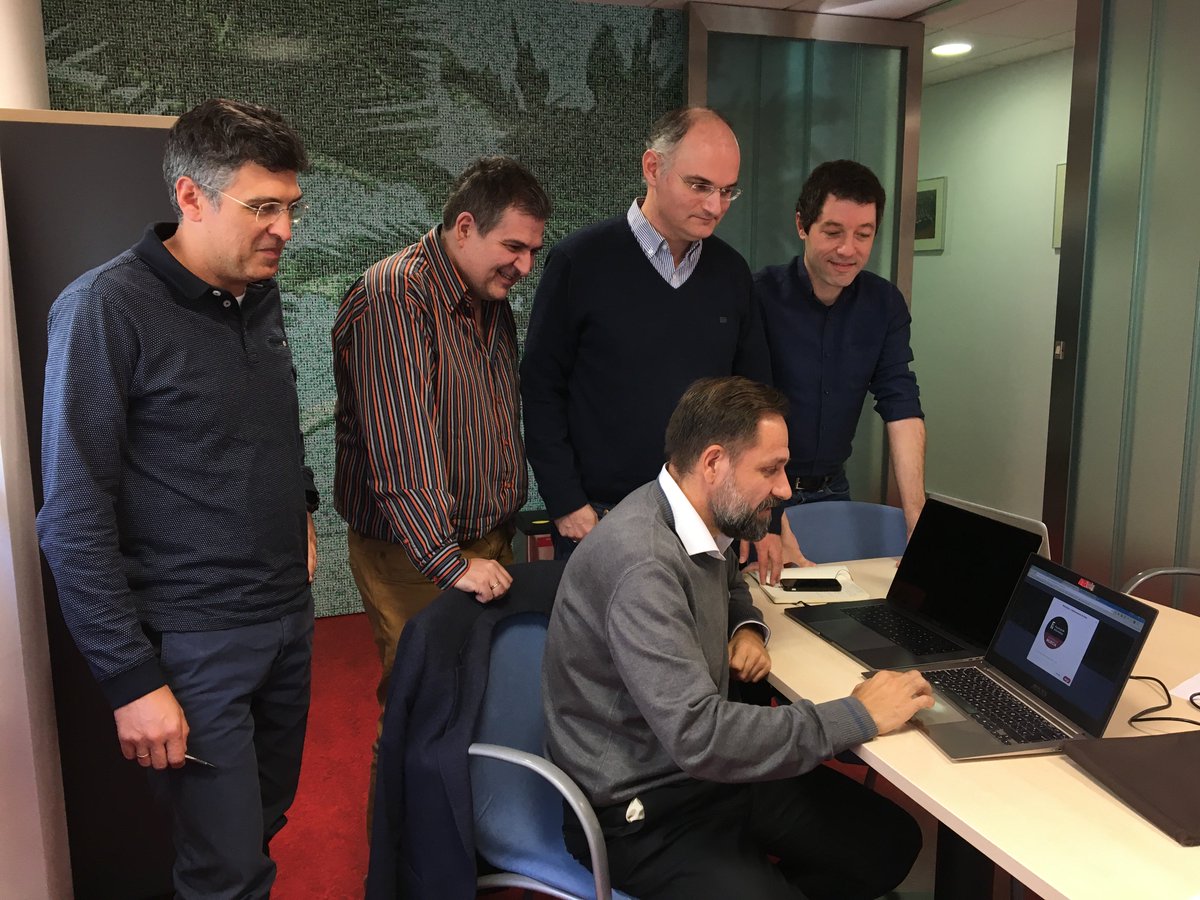 informaticaumu's tweet photo. Os dejamos una foto del momento en el que hemos cambiado el avatar en las redes sociales. Han sido necesarios 5 ingenieros para asegurarnos de que no nos equivocábamos en un momento de dicha trascendencia ;) https://t.co/tUZp5rHbWF