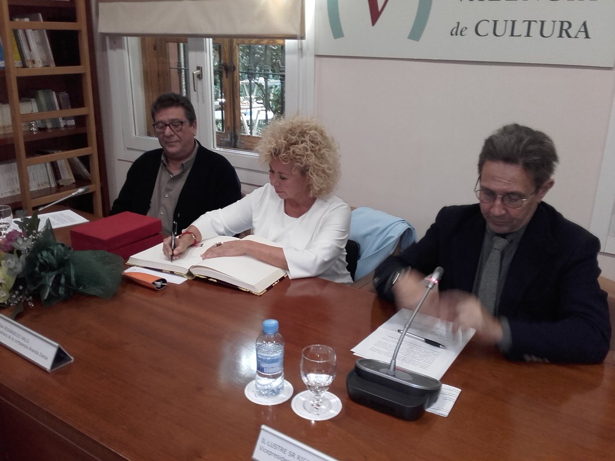 CVCultura's tweet photo. I firmen, els germans @ananDansaVlc, en el Llibre d'Honor del @CVCultura @generalitat https://t.co/ihByPJDDsw