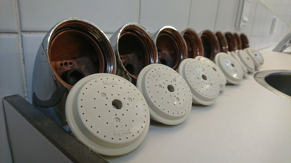 Ons schoonmaakteam is ook in de wintermaanden druk bezig met het tiptop maken van de sanitaire gebouwen. Ook de douchekoppen nemen ze mee!