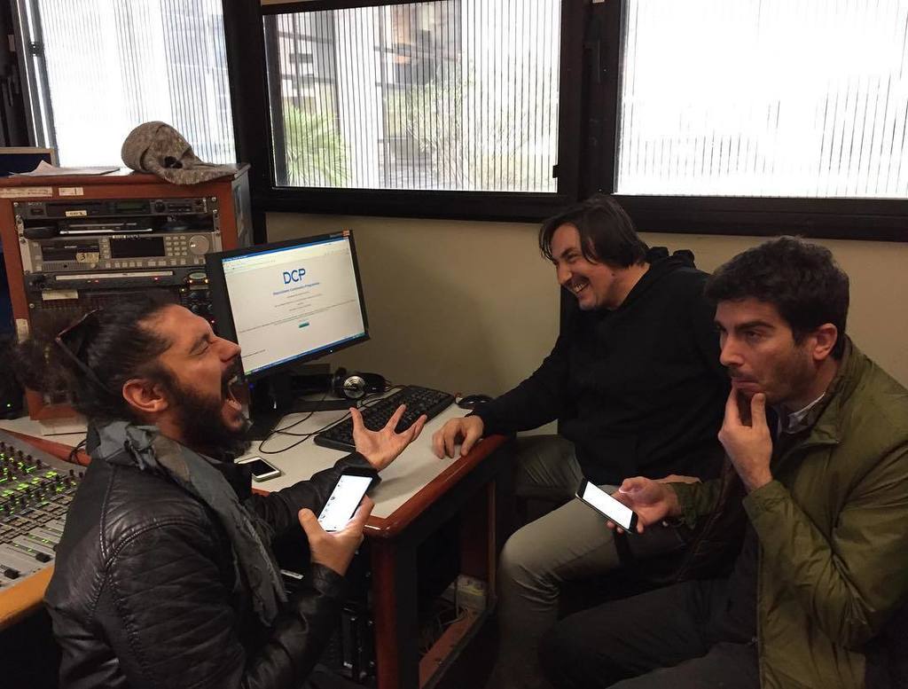 MetisDiMeo's tweet photo. adorabili #filmaker al corso del #Dcp sorridenti incontrano il mitico #Dan 😝 #amicidisempre #compagnidiviaggio https://t.co/6N01yNx0sn