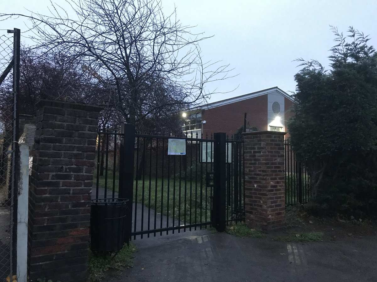 EdwardFoley's tweet photo. The gates remain locked on this public right of way. 5 out of 7 days last week and residents being ignored. #MertonPark #Wimbledon https://t.co/wOyliyMdv7