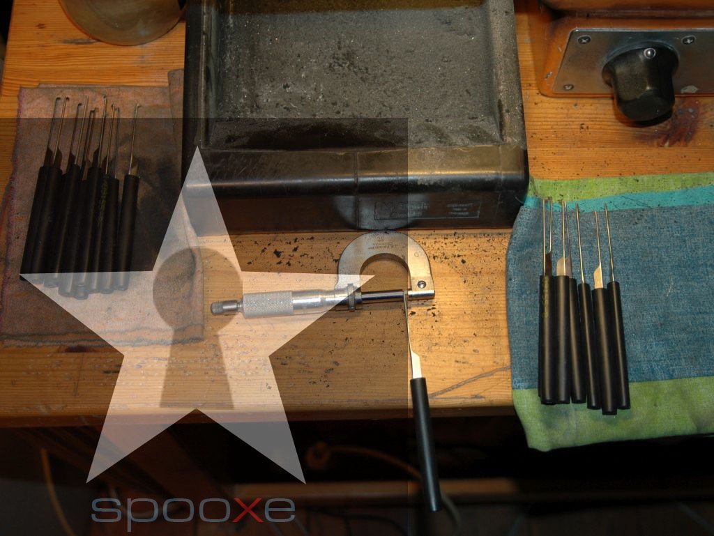 spooXe's tweet image. Checking the size of the tips from Dimple Tool XR after sizing and rounding with the micrometer caliper.
#lockpicking #lockpicktools