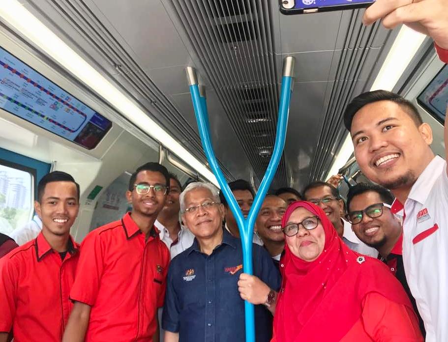 Menaiki MRT bersama mahasiswa di Program Jelajah Stesen Transit Aliran Massa (MRT) dari Stesen Trx ke Stesen Stadium Kajang. Saya juga turut menyampaikan kad konsesi kepada mahasiswa sebagai usaha untuk menggalakkan mereka menggunakan pengangkutan awam. #SoaringUpwards 🚄📈