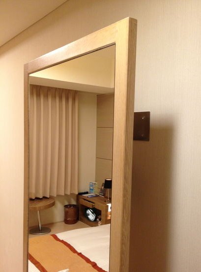 mtm1972369's tweet photo. 友達が不動産屋に #いわくつき でいいから安い賃貸を紹介して下さいと言ったら…本当に自殺のあった部屋を紹介してくれたらしい。

その部屋には備え付けの鏡があり、そこから不気味な雰囲気が発せられていて、「長く住んだら俺も必ず自殺するな…」と思ったとのこと。

#クソ物件オブザイヤー2017 https://t.co/9P4FnBuXx4