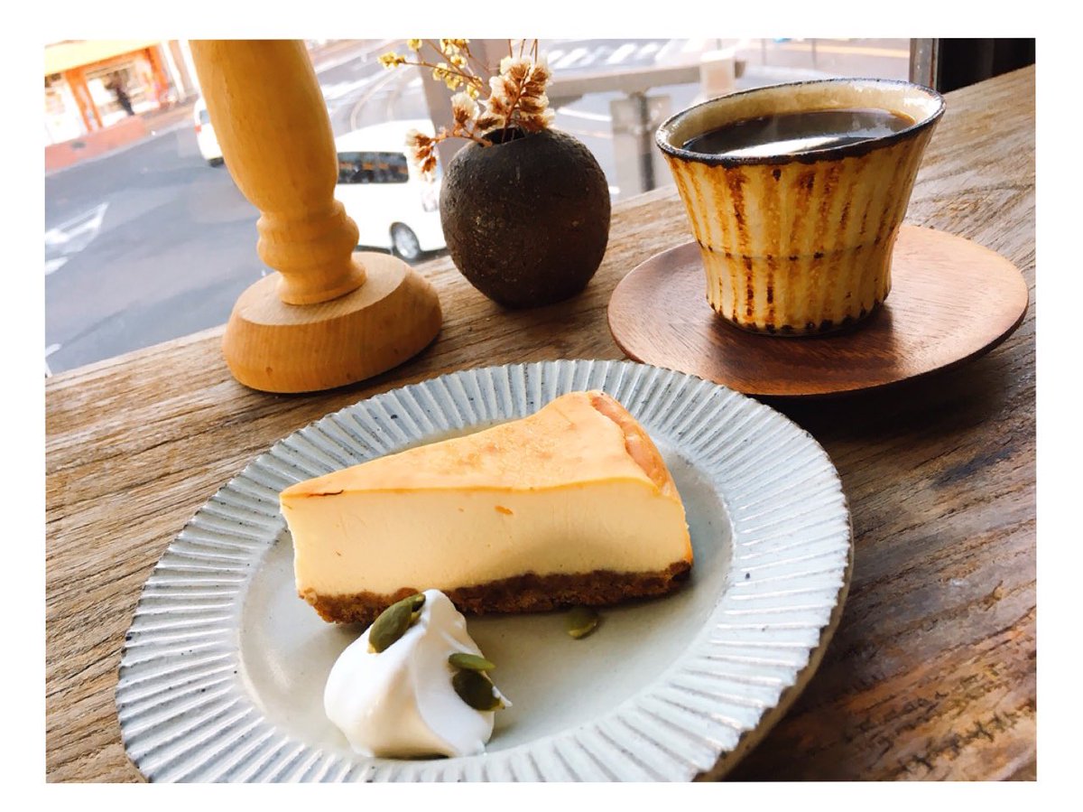 Twitter 上的 岡山カフェ巡り Folklore さん チーズケーキって 作る人によって味や食感の違いが特に楽しいスイーツですよね 口に入れた瞬間とろけて なめらかさにびっくり 濃厚なのに酸味もあって美味しいチーズケーキでした 店内だけでなく フードメニューも