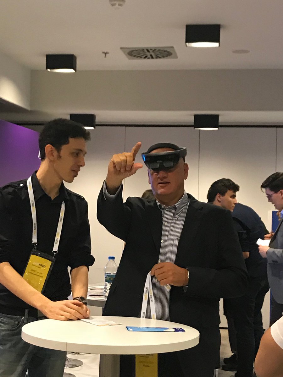 Bfunda's tweet image. Webrazzi Developer Summit’te Süreyya Ciliv de Hololens deneyenler arasındaydı. #developer17 @ardakutsal seni de bekleriz