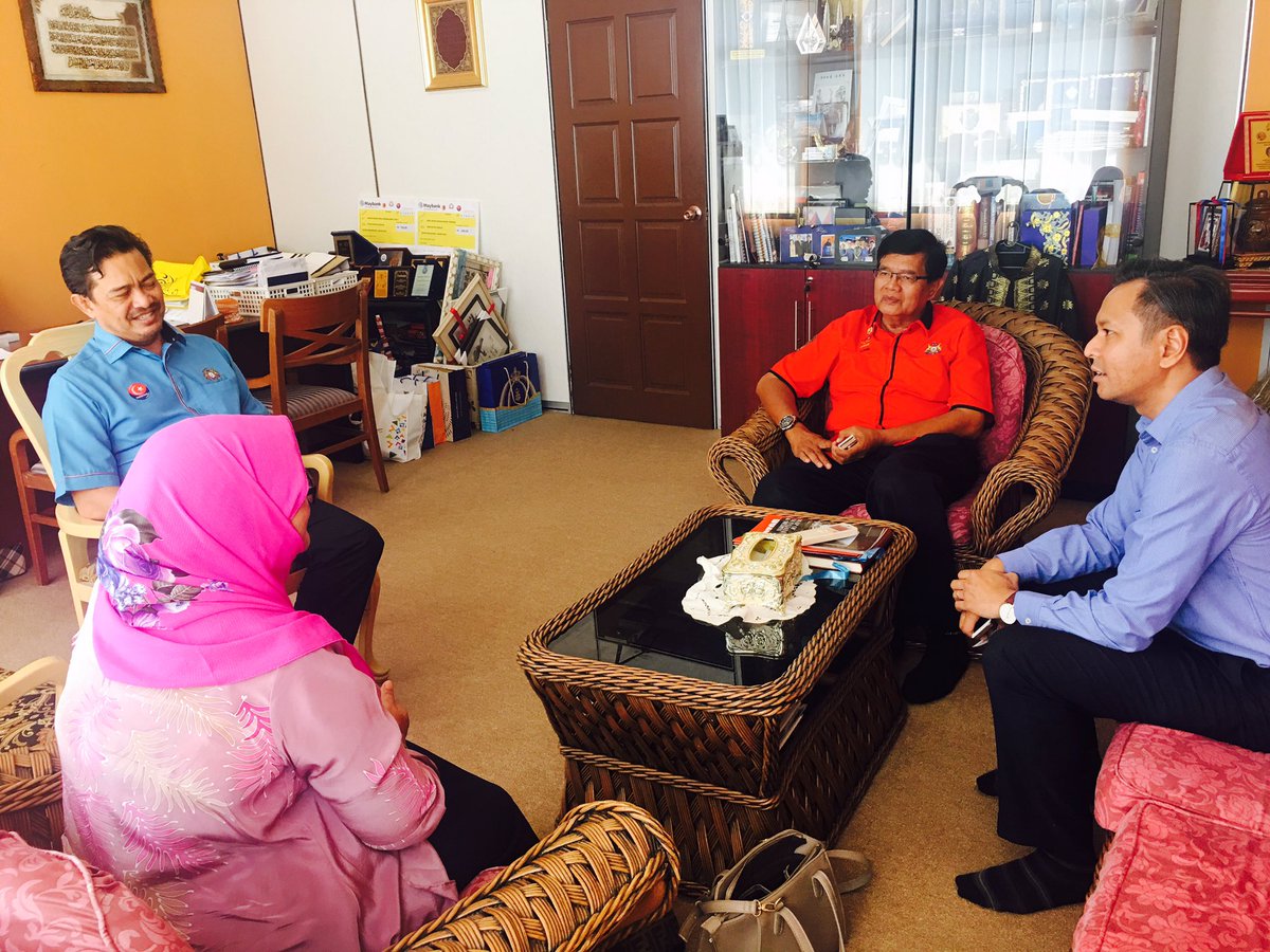 STARKitHQ's tweet photo. We are so thankful to YB Dato Zaini, Adun Nusajaya for inviting and bought STAR KIT for 6 tabika KEMAS and Perpaduan at Nusajaya. https://t.co/8atnUqjqyH