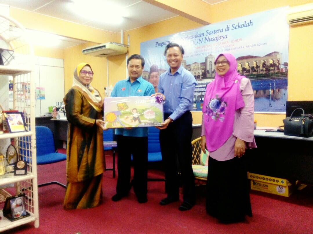 STARKitHQ's tweet photo. We are so thankful to YB Dato Zaini, Adun Nusajaya for inviting and bought STAR KIT for 6 tabika KEMAS and Perpaduan at Nusajaya. https://t.co/8atnUqjqyH