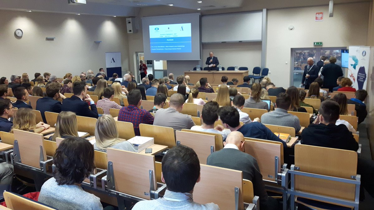 MiesiecznikBANK's tweet photo. Rozpoczęcie konferencji #WyzwaniaBankowości 2017
Prof. dr hab #WitoldBielecki, Rektor @KozminskiUni oraz #KrzysztofPietraszkiewicz, Prezes Związku Banków Polskich
#ZBP https://t.co/akIZoSMTae