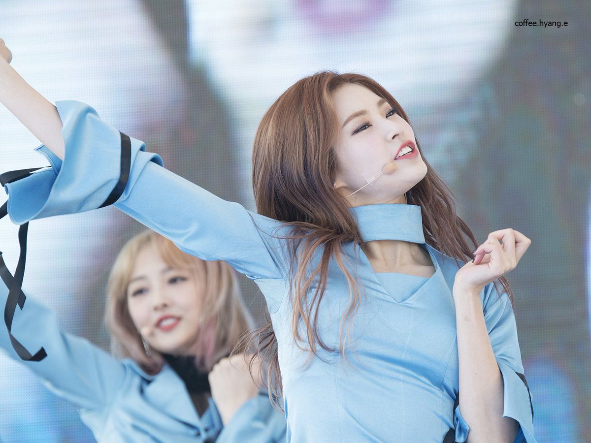 coffee_hyang_e's tweet photo. [17.11.11]#소나무 #sonamoo #디애나 #삼성나눔워킹 https://t.co/8g1AV3fcNe