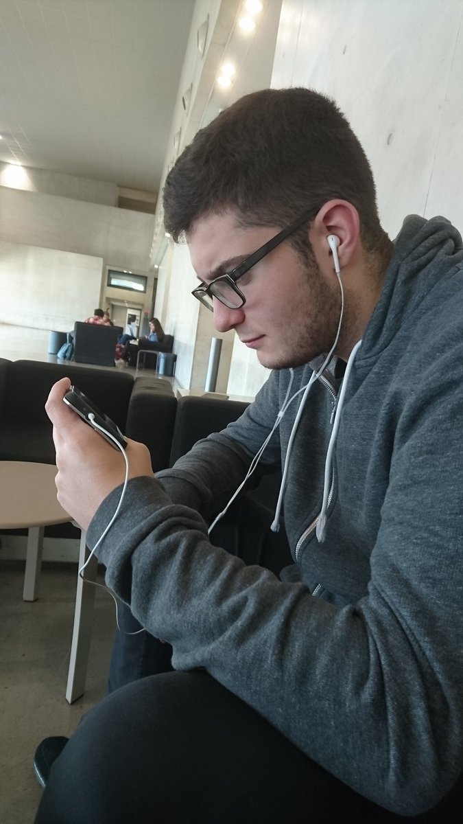 noobs_league's tweet photo. Iñaki Nuin, integrante del grupo, tomando nota de otros youtubers para hacer videos. https://t.co/xiU747ZYXn