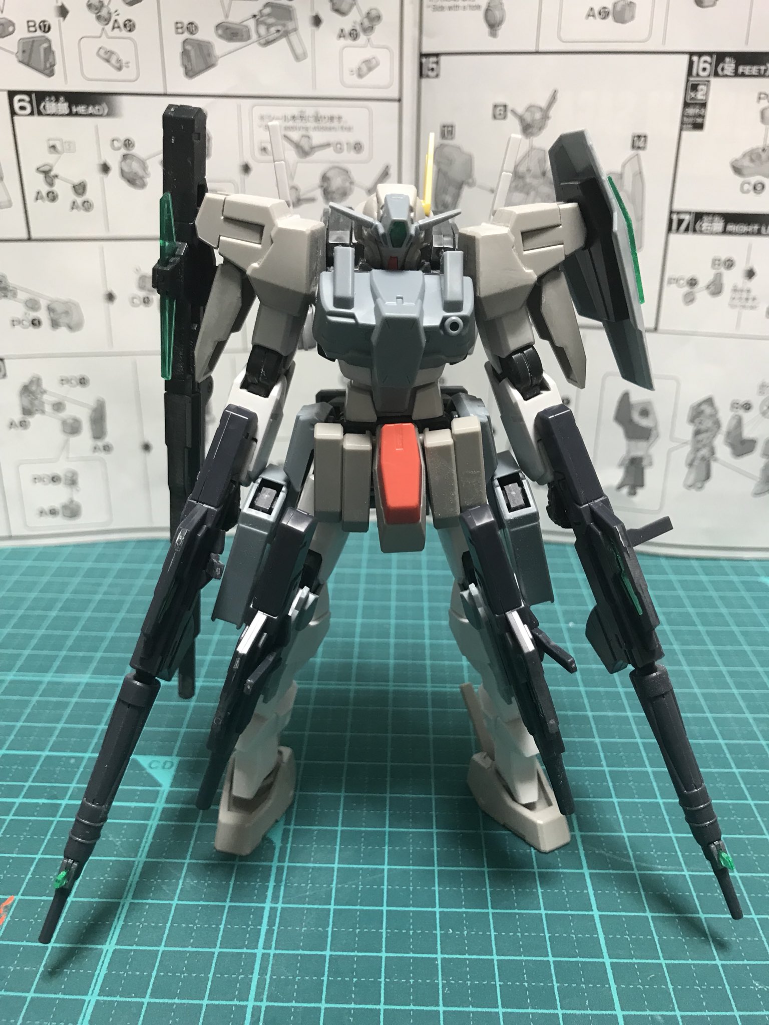 青木ハヤト ケルディムサーガの頭 肩 腕 足の合わせ目消し終わったけど武器てんこ盛りで遊びがいがある