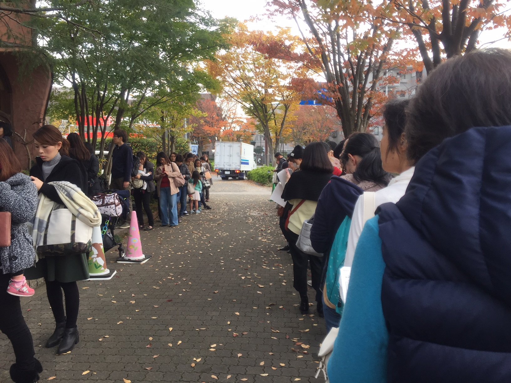 ヤギアイ 新百合ヶ丘の名店 リリエンベルグ で今日からクリスマスケーキの予約開始 凄い行列で1時間分待ったとのこと 新百合ヶ丘 リリエンベルグ クリスマスケーキ T Co 7ay3v1ytmy Twitter ヤギアイ 新百合ヶ丘の名店 リリエンベルグ で今日からクリスマスケーキの予約開始 凄い行列で1時間分待ったとのこと 新百合ヶ丘 リリエンベルグ クリスマスケーキ T Co 7ay3v1ytmy Twitter