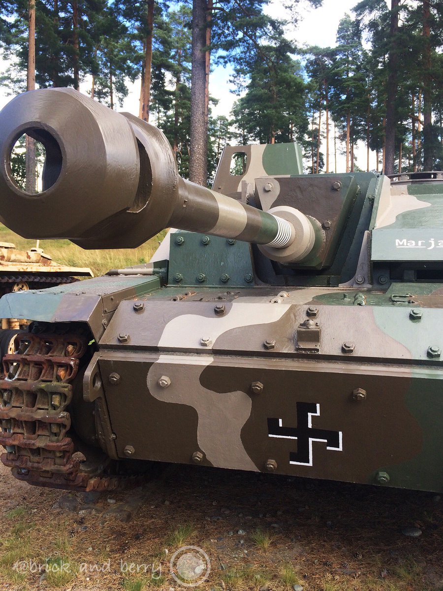 抄夏 号突撃砲 屋外の車体の各部アップ 主砲の根元の白い輪は敵を撃破した数だけペイントしたのだとか また フィンランド軍は車輌に恋人 娘 母の名などを付けることがよくあったそうで この Marjatta も女性の 名前です 指し示しているのは