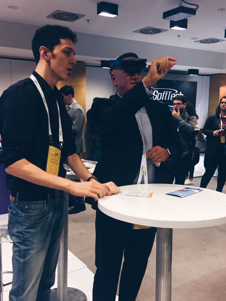 MicrosoftTR's tweet image. Webrazzi #developer17'de yer alan Microsoft standımızda @SreyyaCiliv'i ağırladık. 
Süreyya Ciliv, ilgiyle karşılanan HoloLens'i deneyimledi.