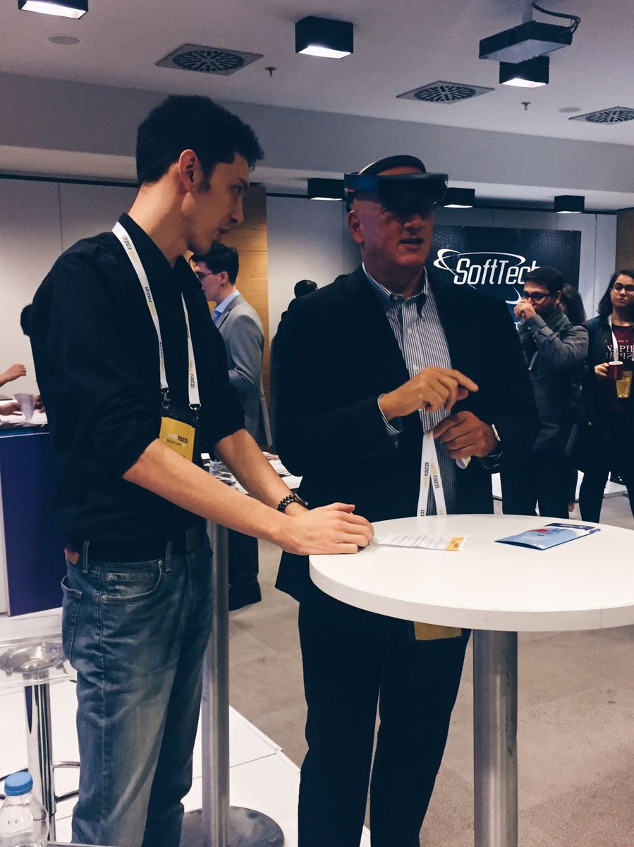 MicrosoftTR's tweet image. Webrazzi #developer17'de yer alan Microsoft standımızda @SreyyaCiliv'i ağırladık. 
Süreyya Ciliv, ilgiyle karşılanan HoloLens'i deneyimledi.