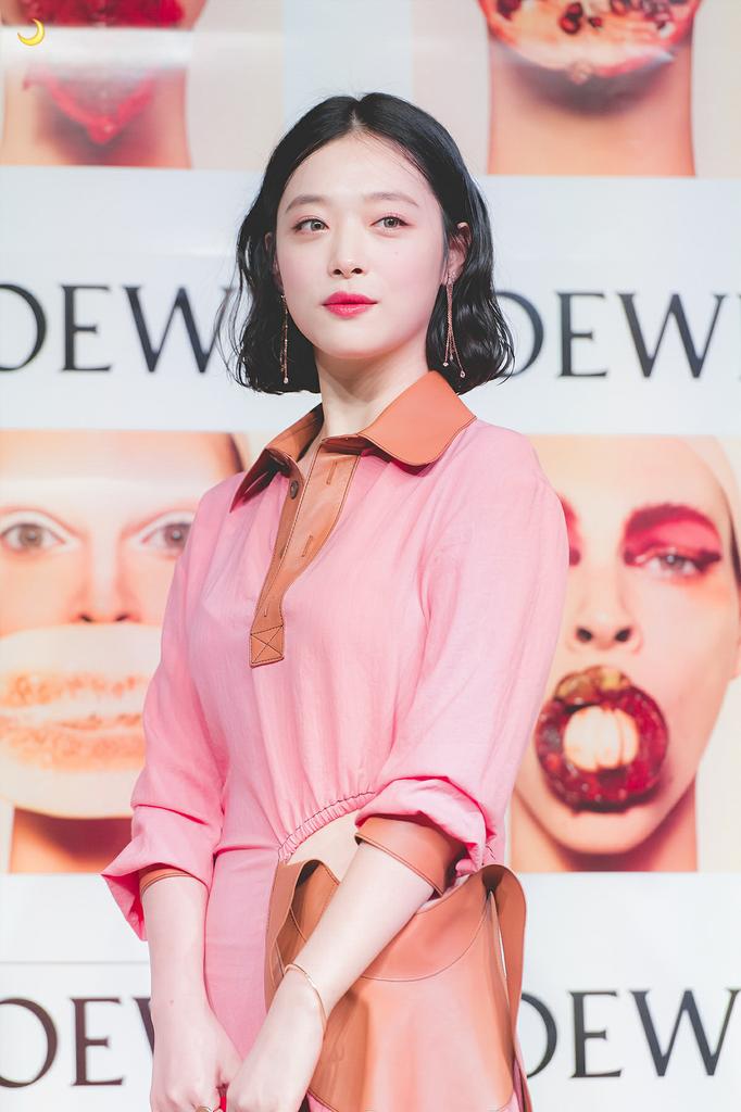 mintjellee's tweet photo. / 로에베 LOEWE / #설리 #최진리 https://t.co/9CMIIl4cv8