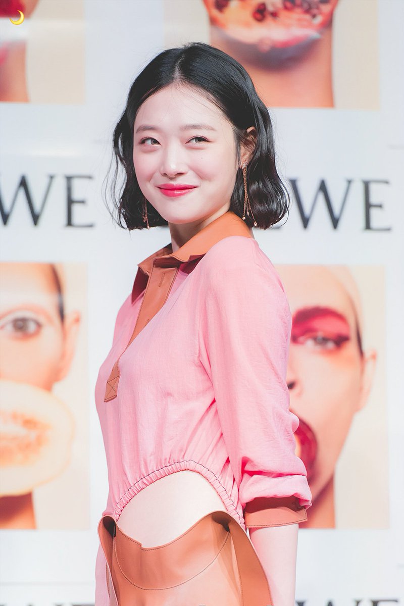 mintjellee's tweet photo. / 로에베 LOEWE / #설리 #최진리 https://t.co/o1FjR5BsDK