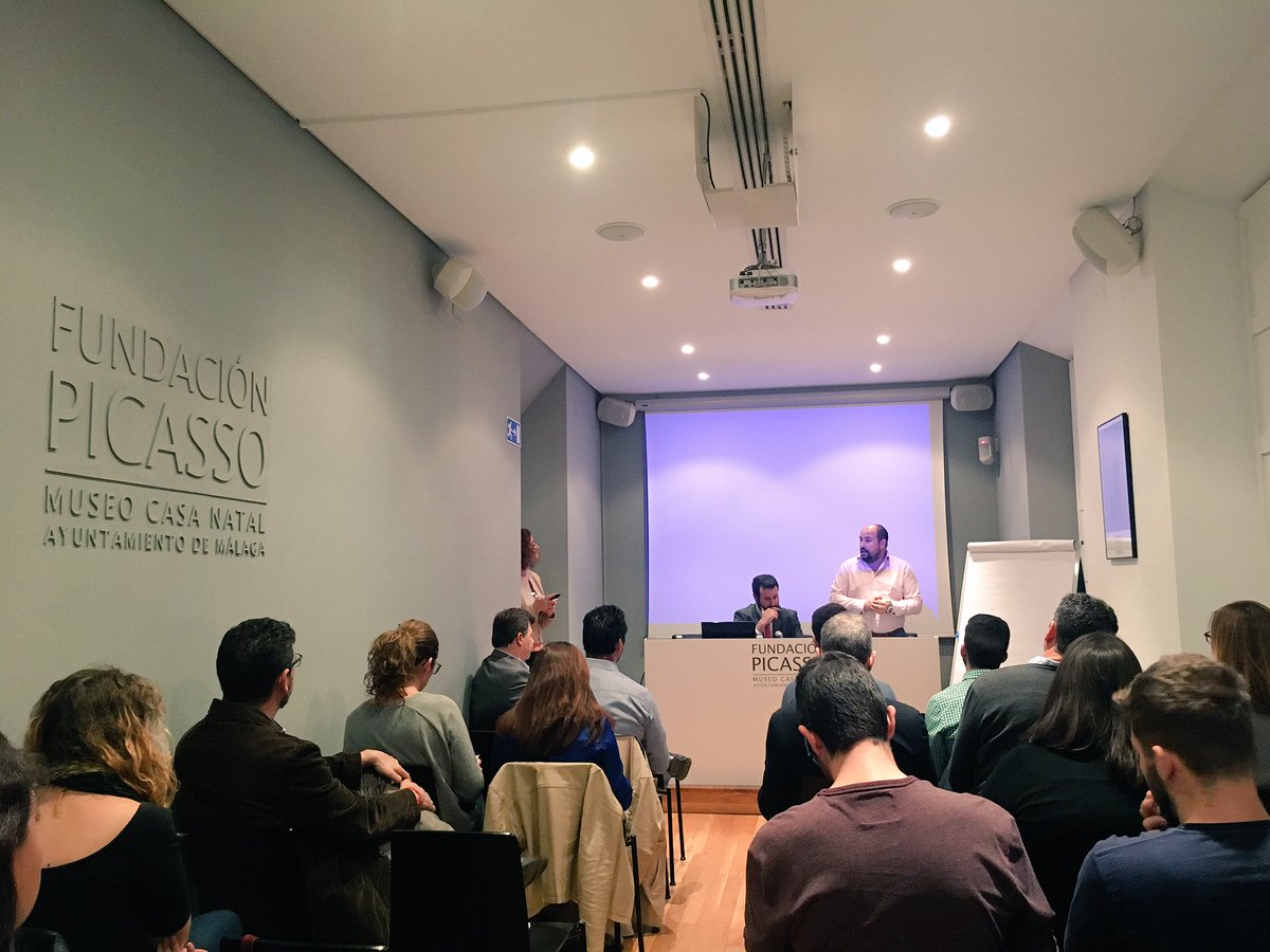 maria_dsj's tweet photo. El tesorero de @ajemalaga, @JGarciaCeballos inaugura el curso de oratoria que imparte #AlejandroRomán en @CnatalPicasso https://t.co/nUPcyM7FpE