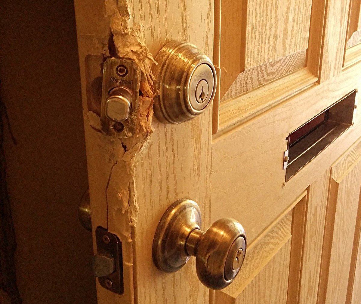RocketLocksmith's tweet image. Please remember. If you are unfortunate enough to suffer a break-in, we are able to replace doors as well as locks if that's what is needed. Call us straight away and we'll get it fixed as soon as possible #locksmith #Bedford