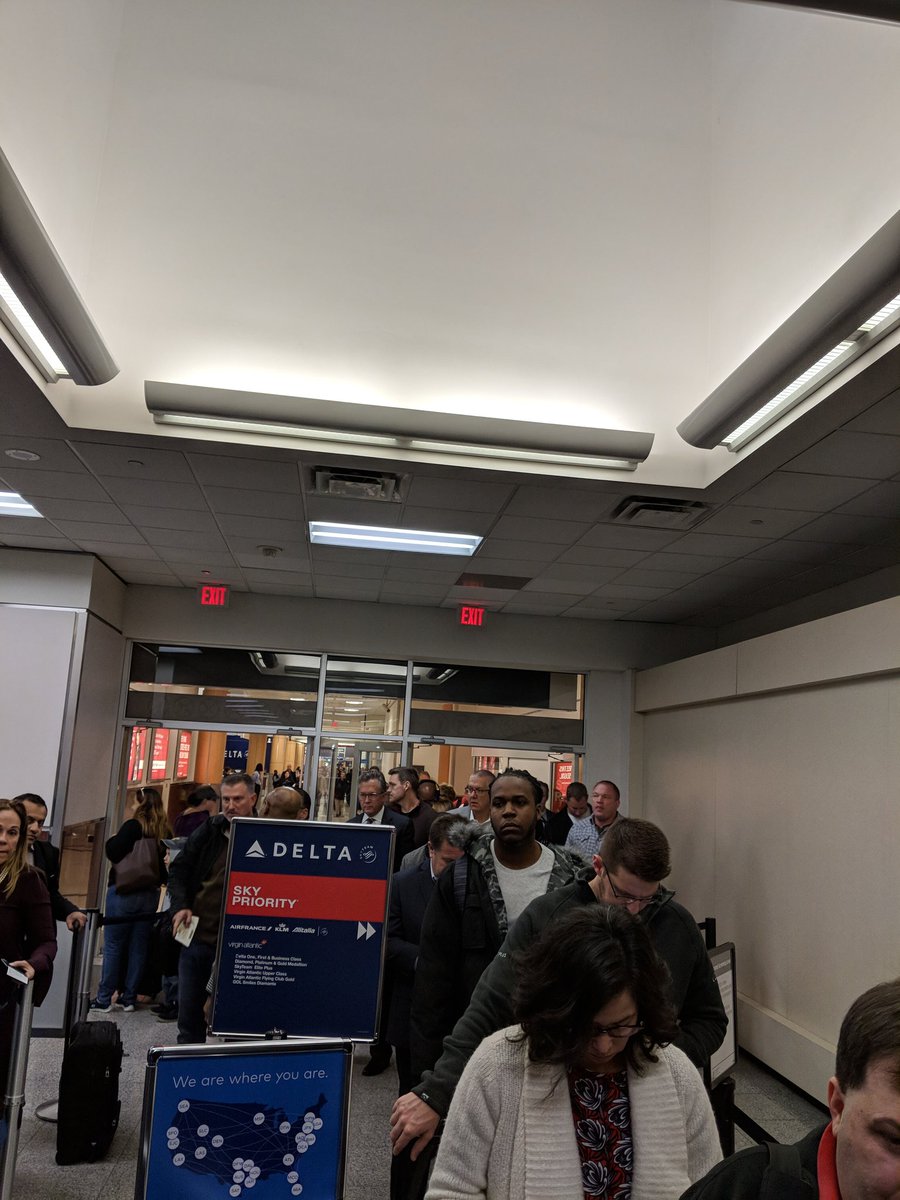 DanielWilkins's tweet photo. Not a good look @Clear. 30 min wait for @Clear members in ATL this morning. https://t.co/J7NSn9L2zG