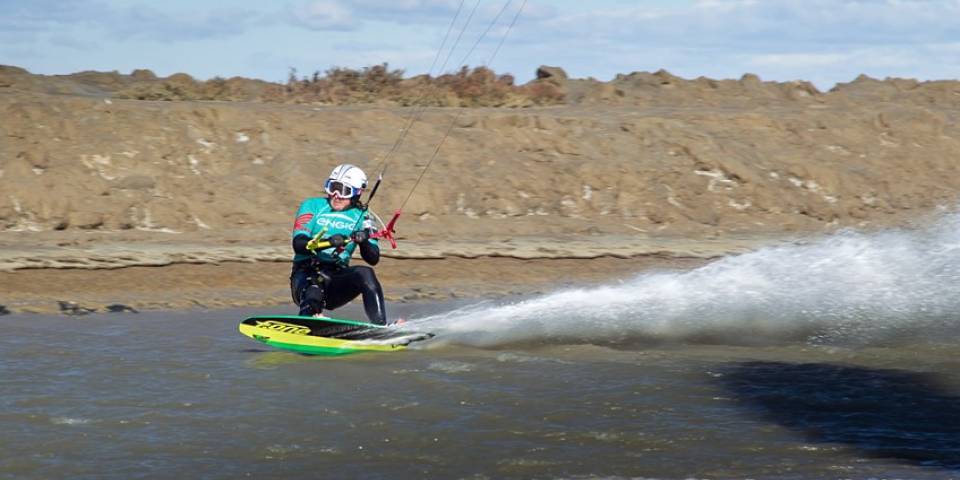 Voiles_Voiliers's tweet photo. Lundi 13 novembre, le kitesurfeur français Alexandre Caizergues a établi un nouveau record du monde de vitesse avec une moyenne de 57,97 nœuds sur 500 mètres @AlexAC21 #Kitesurf #SaltandSpeed https://t.co/8Jtto5EaJN https://t.co/hjew49uA5B